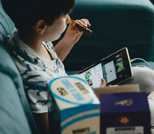 Експерт розповіла, як відволікти дітей від гаджетів