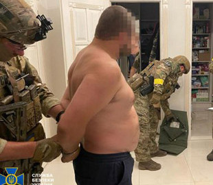 СБУ зловила напівголого "ділка" з пачками доларів