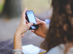 Спрос на кнопочные мобильные телефоны рухнул в этом году намного сильнее, чем на смартфоны