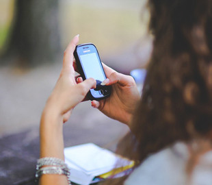 Спрос на кнопочные мобильные телефоны рухнул в этом году намного сильнее, чем на смартфоны