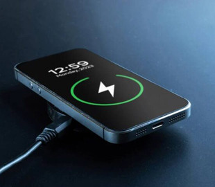 Чому заряджати телефон до 100% шкідливо для батареї