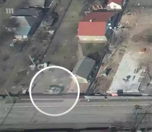 «Медуза» опублікувала відеодоказ, що російські військові були в Бучі одночасно з тілами цивільних на вулицях