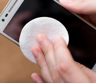 Як правильно очистити екран смартфона від відбитків, не зашкодивши покриттю