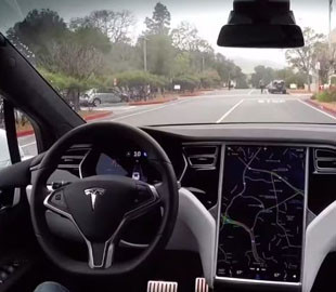 Американські регулятори зацікавилися, як камера в салоні електромобіля Tesla впливає на автопілот