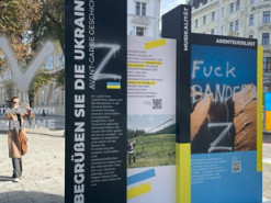 Вандали обмалювали український стенд у середмісті Відня. ФОТО