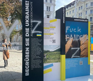 Вандали обмалювали український стенд у середмісті Відня. ФОТО