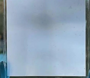Енергоефективна заміна скла: створено матеріал, що самоочищується і рятує від спеки