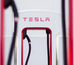Из-за программного сбоя 20-минутная зарядка Tesla Model 3 обошлась владельцу в $600 тысяч