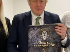 Борис Джонсон отримав календар від українських піхотинців