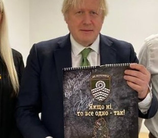 Борис Джонсон отримав календар від українських піхотинців