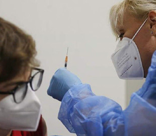 Зеленский передал е-петицию об уголовной ответственности за принудительную вакцинацию в Раду и Кабмин