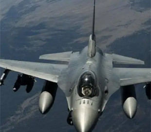 У Румунії винищувач F-16 збив дрон, який залетів у повітряний простір країни