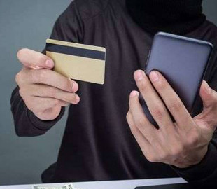 Працівник “банку” викрав у пенсіонерки 49 тисяч гривень