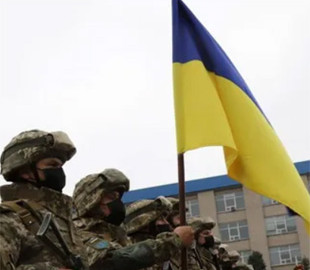 В Киеве школьники передали на нужды ВСУ деньги, которые они собирали на выпускной. Фото