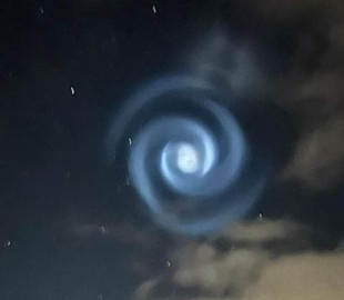 Ракета SpaceX Falcon 9 изобразила голубую спираль в небе Новой Зеландии