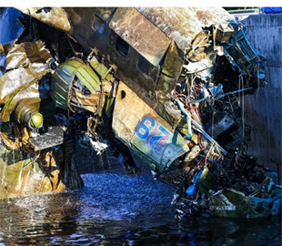 Со дна Киевского моря подняли еще один вертолет оккупантов. Фото