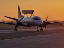 Перший з двох літаків радіолокаційного патрулювання Saab 340 AEW успішно прибув на аеродром у Польщі: ексклюзивне відео