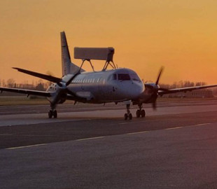 Перший з двох літаків радіолокаційного патрулювання Saab 340 AEW успішно прибув на аеродром у Польщі: ексклюзивне відео