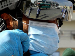 В Эмиратах полиции выдали смарт-шлемы для замера температуры прохожих