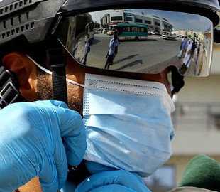 В Эмиратах полиции выдали смарт-шлемы для замера температуры прохожих