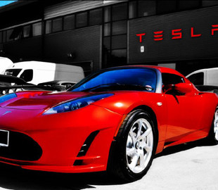 Власник Tesla обурений вартістю ремонту акумулятора