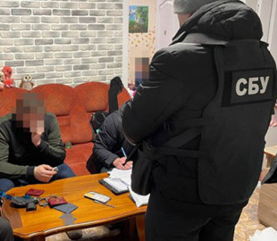 На Днепропетровщине полицейский вымогал дань за беспрепятственную работу порносайта