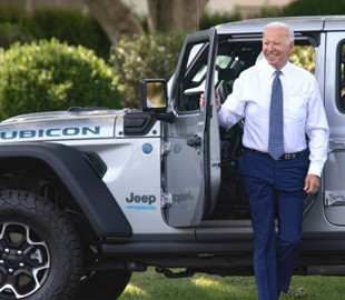 У США уряд вирішив відмовиться від автомобілів з бензиновими та дизельними двигунами