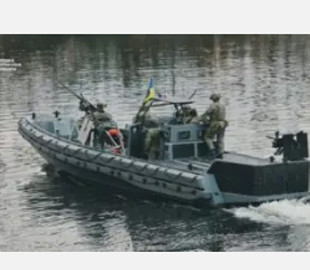 Українські розробники представили унікальний бойовий катер з кулеметом для ГУР