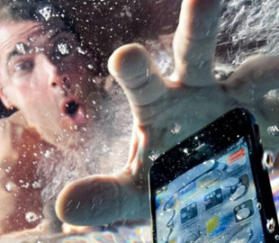 Як врятувати смартфон після води: сучасні поради