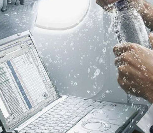 Намочили клавіатуру ноутбука: експерти розповіли, що треба зробити у перші секунди