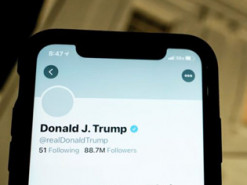 Рішення Twitter заблокувати Трампа викликало дискусію у США