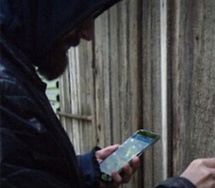 Поліцейські затpимали 24-pічного чоловіка, який pобив "закладки" наpкотиків