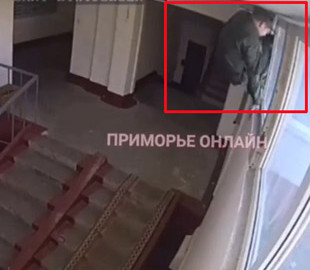 На росії військкоми через вікна залазять у закриті під’їзди: курйозне відео
