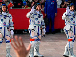 Китайський корабель з трьома тайконавтами успішно приземлився