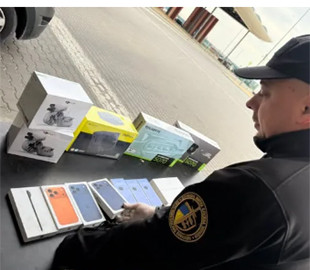 Львівські митники виявили партію Айфонів на 1 млн грн, заховану в рейсовому автобусі з Польщі