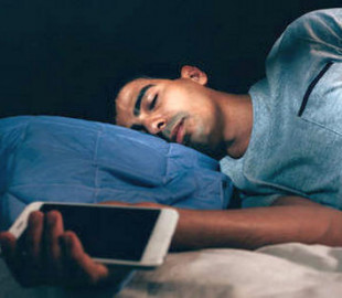 Експерти пояснили, чому не слід класти смартфон поряд із ліжком