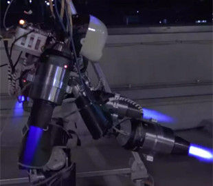 З'явився перший літаючий гуманоїдний робот із реактивним ранцем