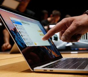 Стало відомо, коли вийдуть перші ноутбуки Apple з сенсорним екраном і без "чубчика"