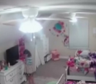 Хакер взломал камеру в комнате девочки и поговорил с ней от лица Санты