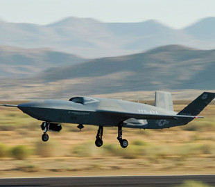 Потенційно революційний: Повітряні сили США підняли в небо новітній дрон-винищувач