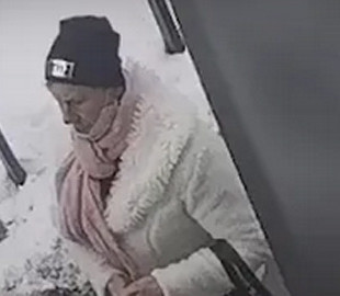 У Тернополі відеокамера зафіксувала крадіжку грошей з банкомату: розшукують крадійку