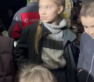 Полк "Азов" показав нове відео з дітьми у бункерах "Азовсталі"