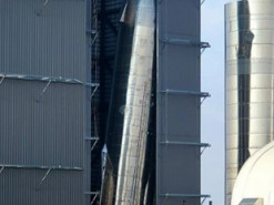 Прототип корабля Маска Starship наклонился в ангаре перед испытаниями