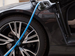 Світові продажі електрокарів вперше випередили продажі гібридних авто