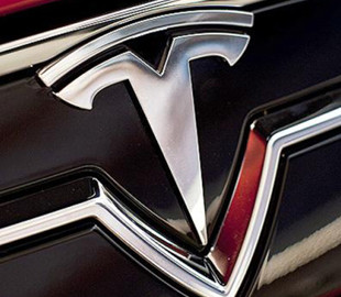 Tesla оновила «операційку» електрокарів у Китаї