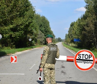 Виїжджати з України можуть деякі чоловіки, чиї дружини служать в ЗСУ: деталі