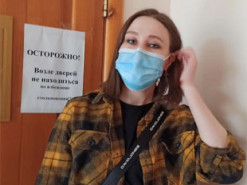 У Росії журналістку затримали за плакат «Війна – це зґвалтування і вбивства українок і українців»