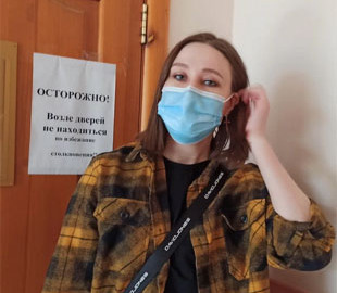 У Росії журналістку затримали за плакат «Війна – це зґвалтування і вбивства українок і українців»