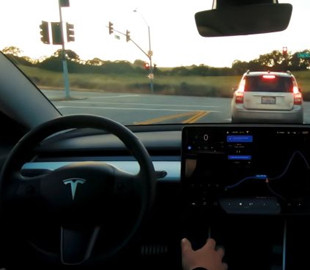 Автопилот Tesla может в будущем научиться экстренному маневрированию