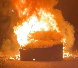 У Рівному під час пожежі згоріла “Tesla”